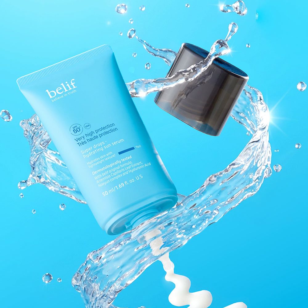 Blauwe tube met dop eraf, omringd door waterspetters, zonnebrandserum.