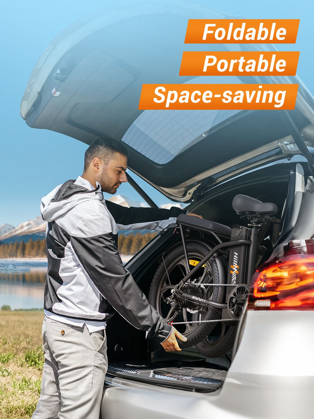 Persoon die een opvouwbare elektrische fiets in een auto plaatst. Fiets is zwart.