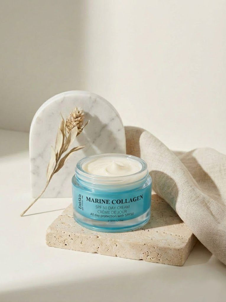 Pot de crème de jour ErthSkin London Meereskollagen SPF50 sur pierre. Crème dans le verre. Texte : Marine Collagen, SPF 50 Day Cream.