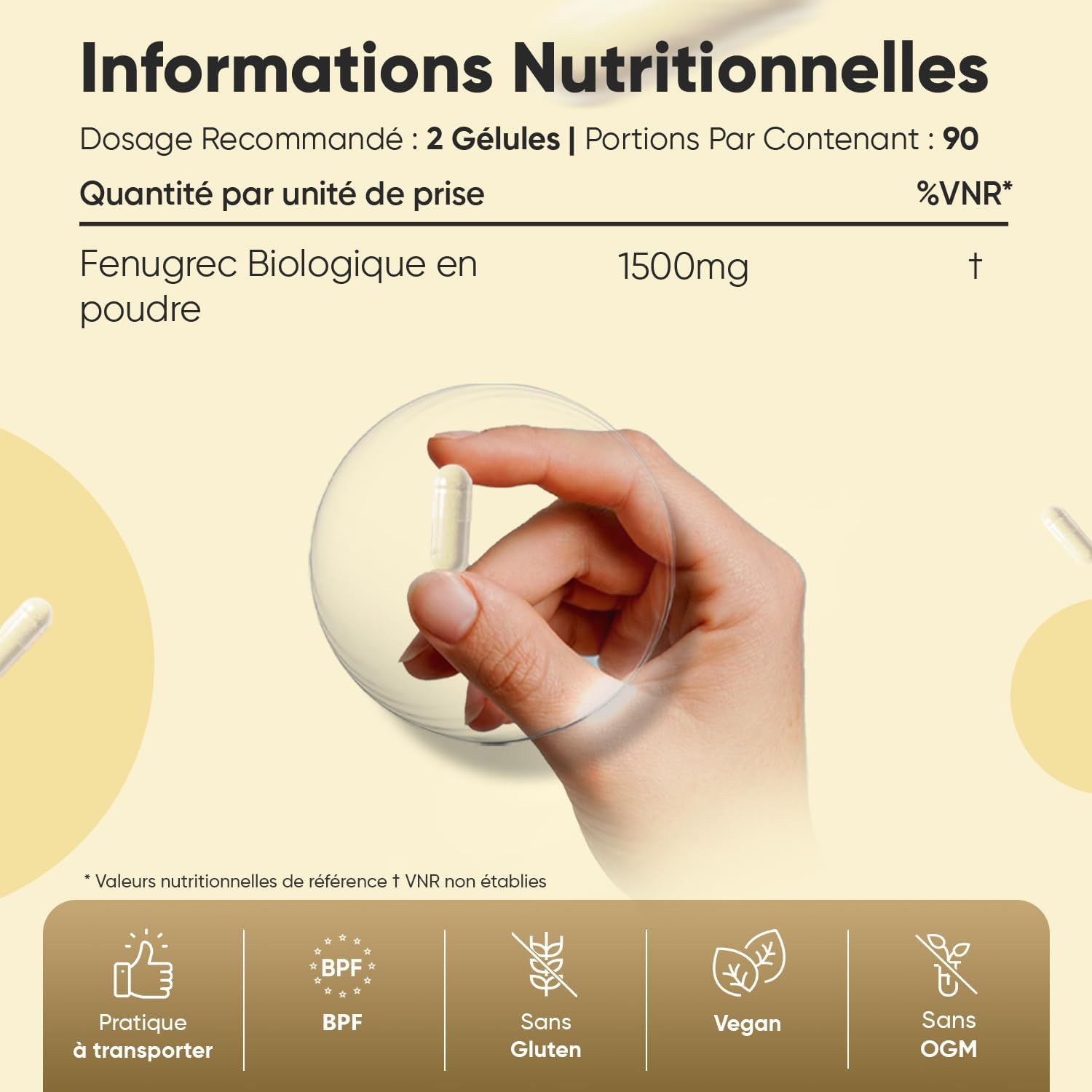 Une main tient une capsule blanche de poudre de fenugrec biologique (1500mg).