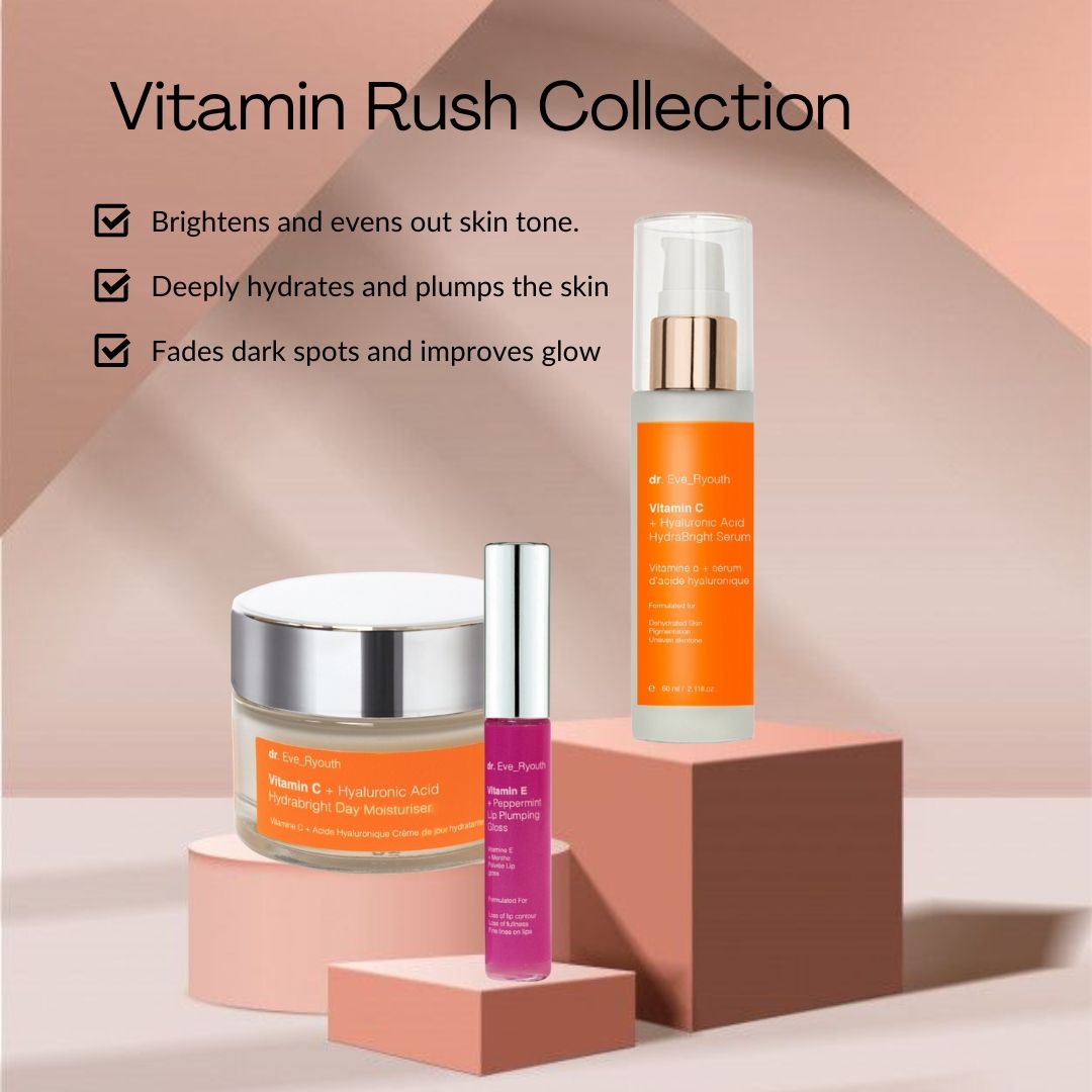 Cosmetische producten op sokkel: crème, serum, lipgloss. Crème- en serumverpakkingen met oranje etiketten. Lipgloss in roze verpakking.