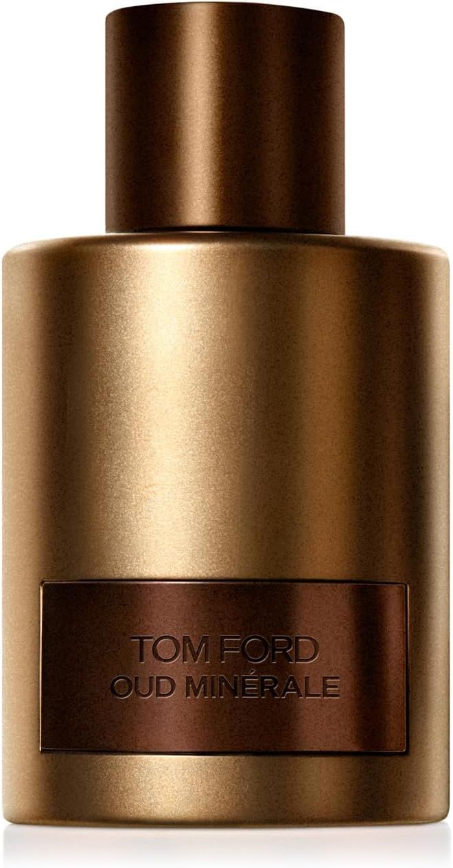 Gouden fles met bruine dop en rechthoekig etiket met tekst TOM FORD OUD MINERALE.