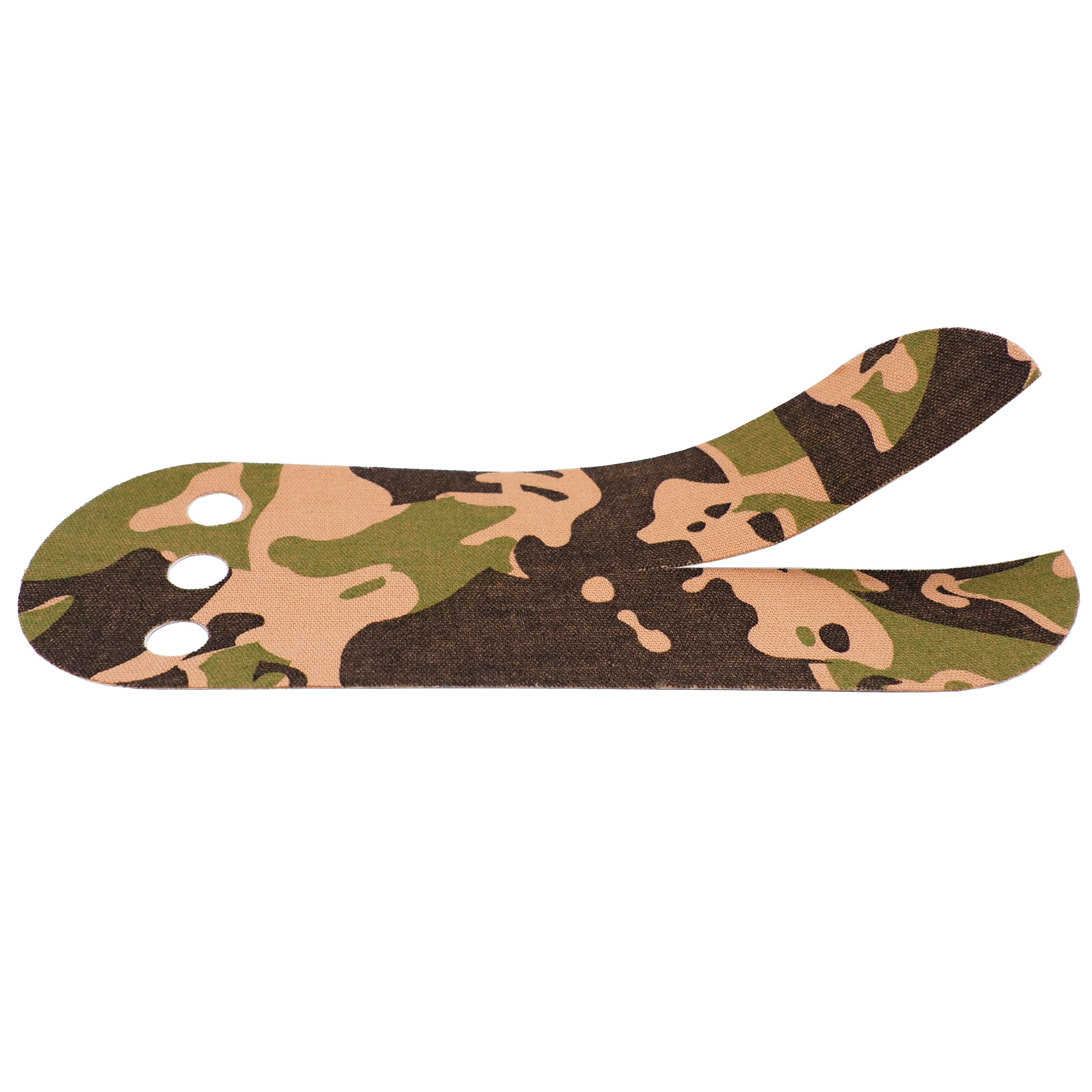 Une bande adhésive pour main, motif camouflage, positionnée sur une main avec trois trous.
