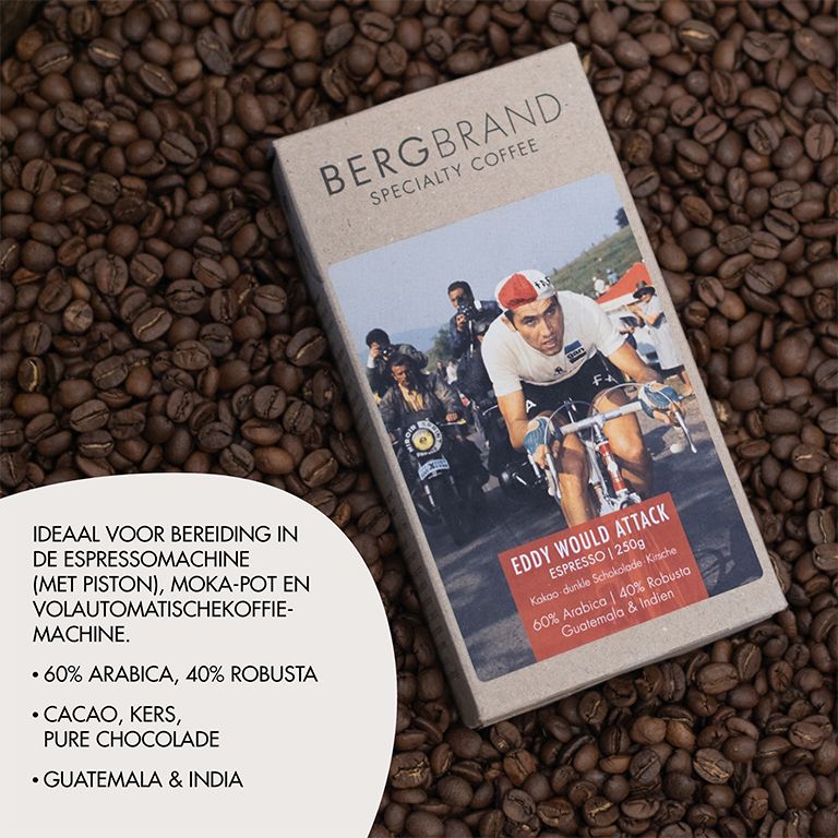 Koffieverpakking met Eddy World Attack-label. BERGBRAND-logo. Tekst: 60% Arabica, 40% Robusta. Cacao, kers.
