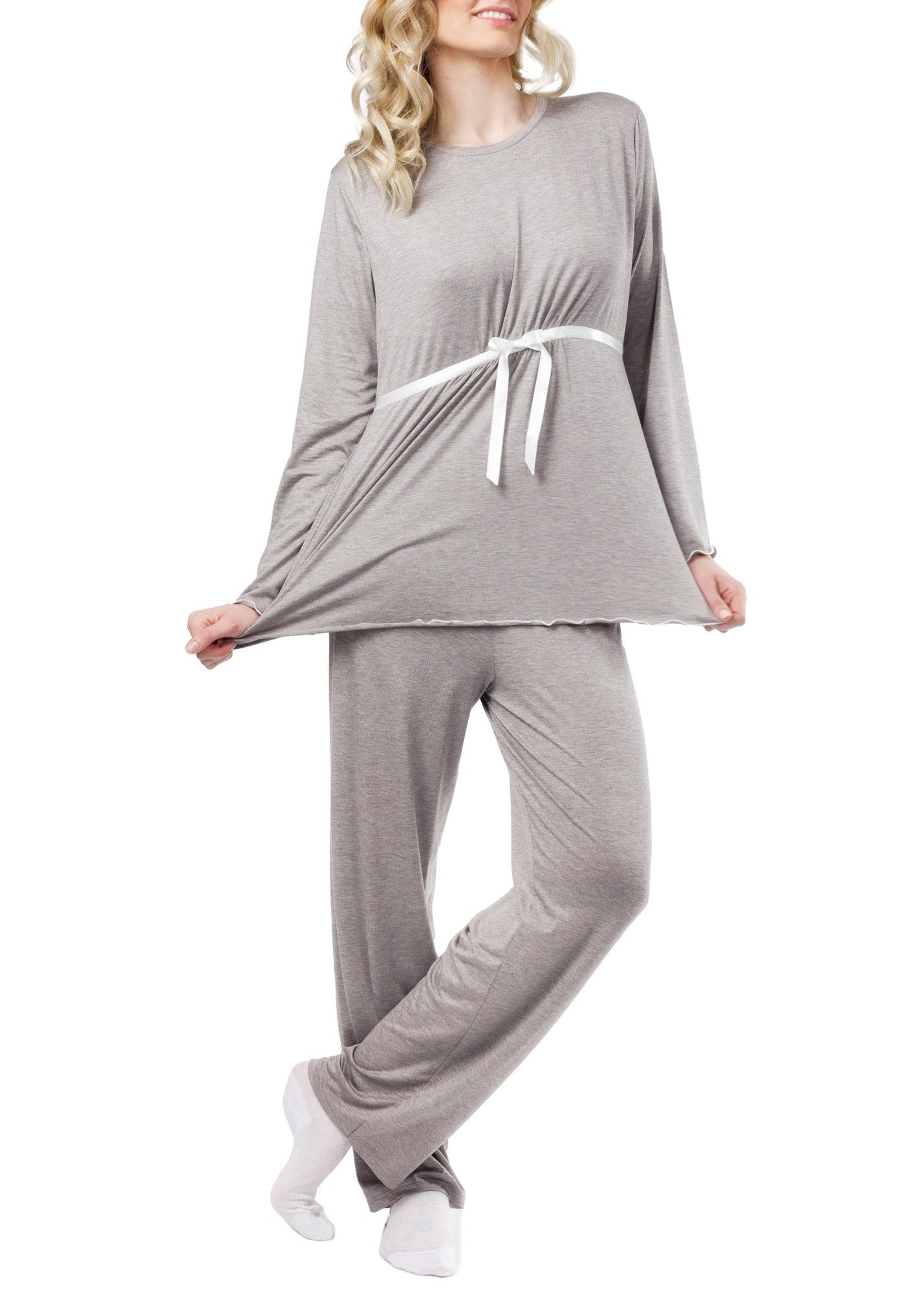 Pyjama de grossesse gris. Haut à manches longues avec ruban blanc. Pantalon droit. Femme portant le pyjama.