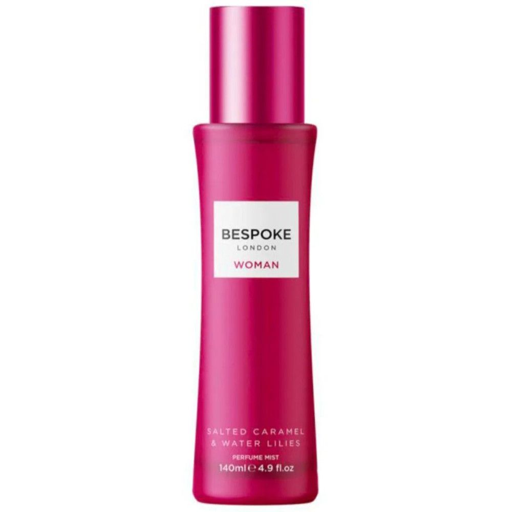 Flacon rose avec vaporisateur. Inscription: Bespoke London, Woman, Salted Caramel & Water Lilies. 140ml.