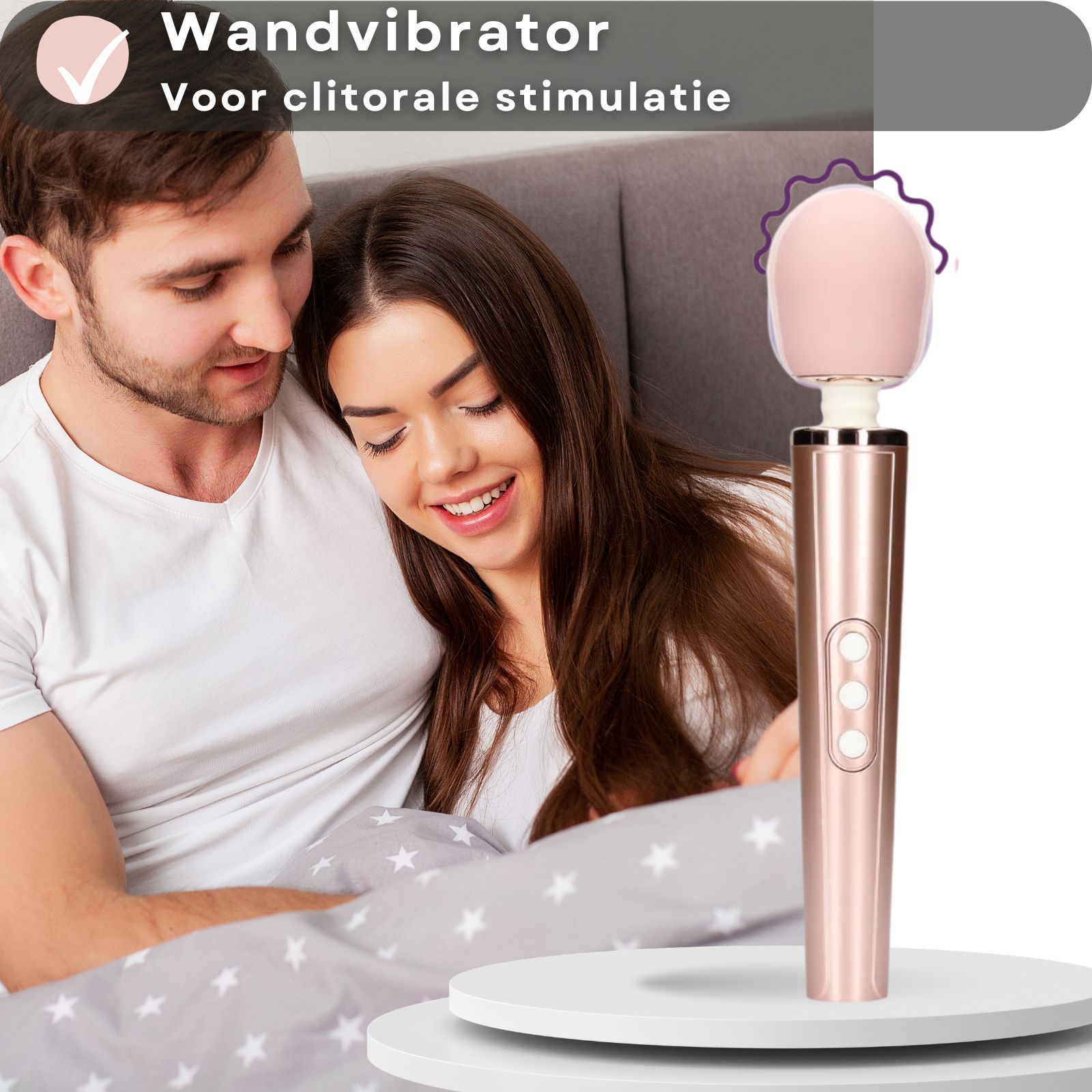 Vibrator, roze. Tekst: Wandvibrator, voor clitorale stimulatie. Koppel in bed. Roze kop, cilindrische handgreep.