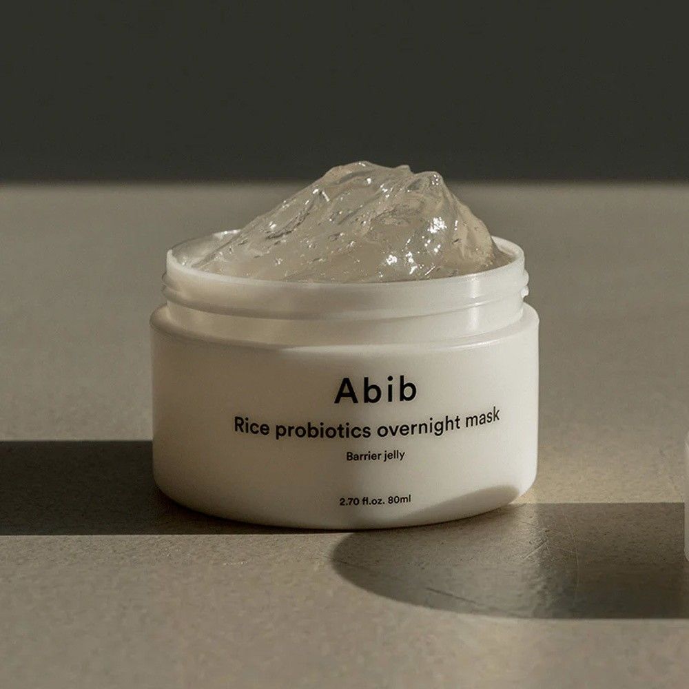 Boîte blanche ouverte avec une texture de masque en gel transparent.