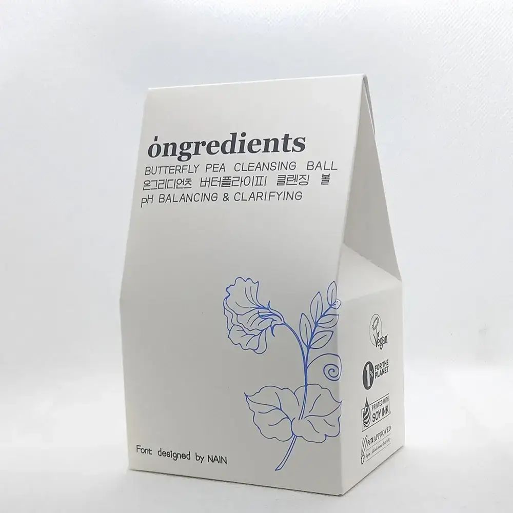 Witte verpakking met blauw logo en tekst. Veganistisch logo.