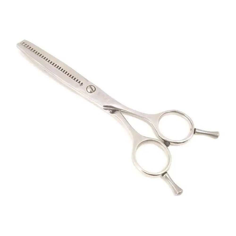 Ciseaux à effiler, dentelés d'un côté. Métal argenté. Deux anneaux pour les doigts, une vis. Fond blanc.