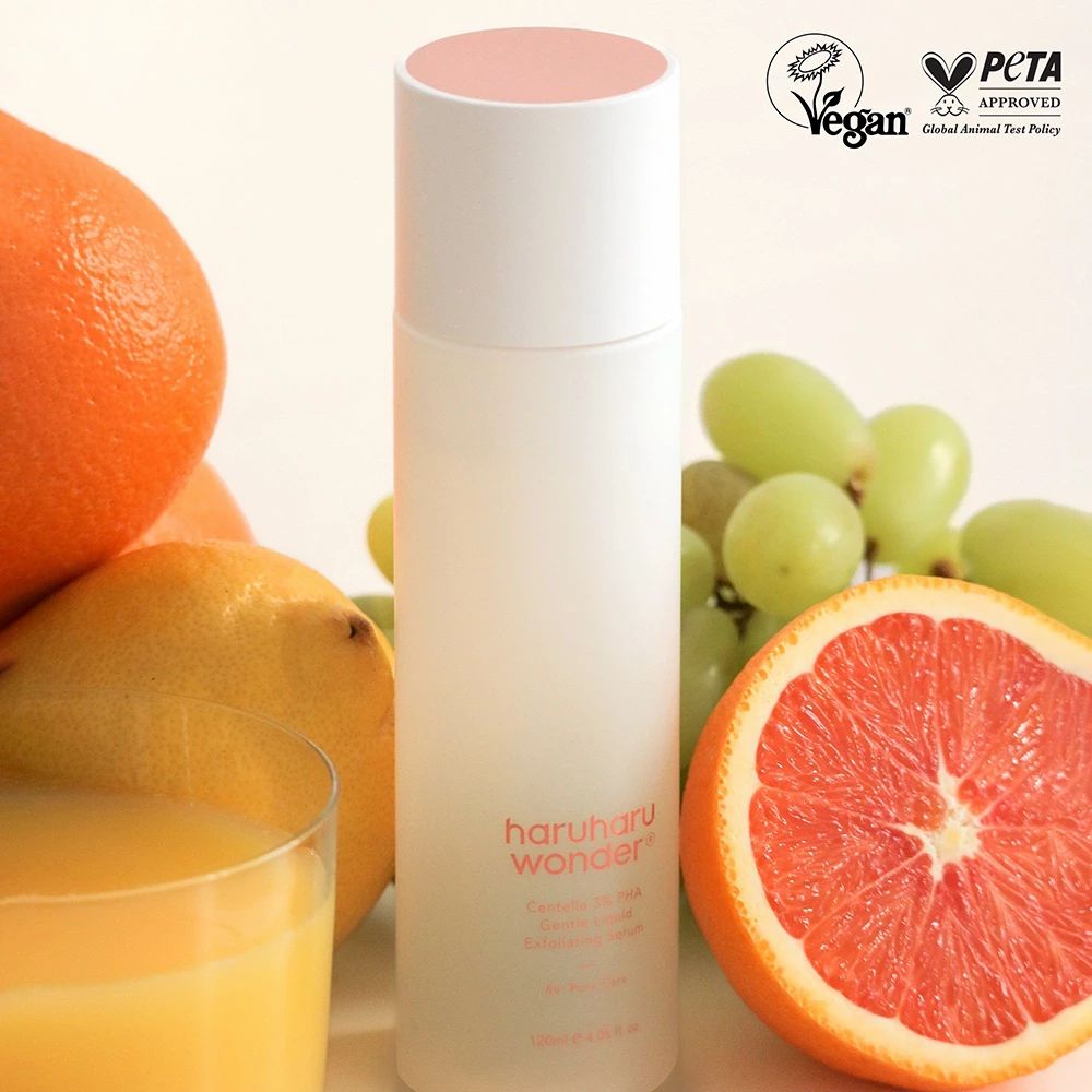 Productfles met fruit en sap. Opschrift: haruharu wonder, Centella 3% PHA Gentle Liquid Exfoliating Serum. Vegan- en PETA-zegels.