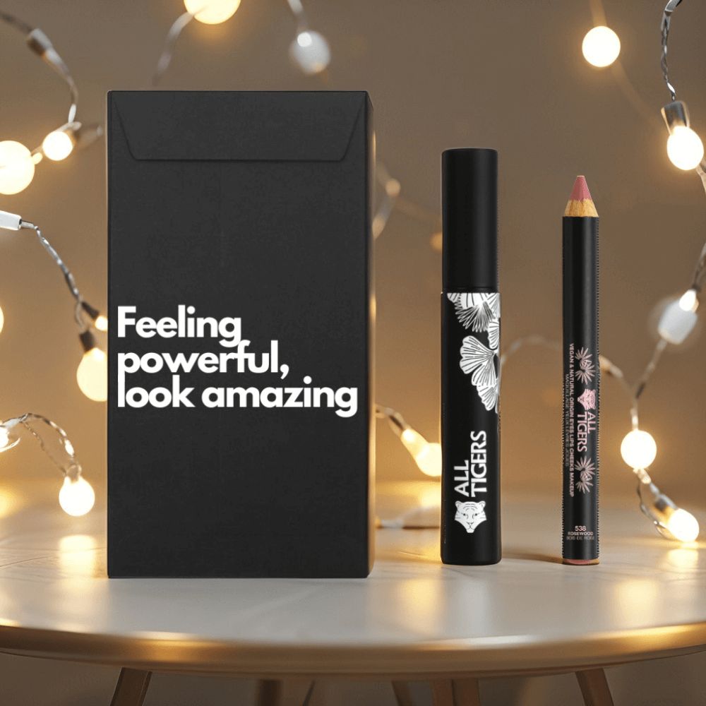 Kit de maquillage noir avec mascara, crayon à lèvres et enveloppe. L'enveloppe porte l'inscription "Feeling powerful, look amazing".