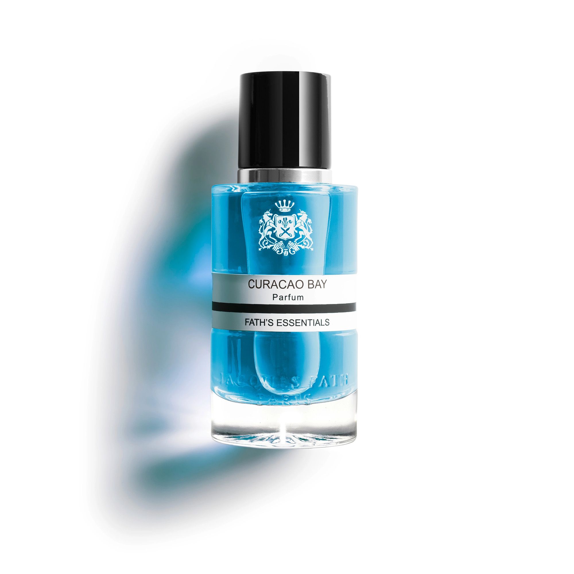Parfumfles met blauwe inhoud, zwarte dop en etiket met 'CURACAO BAY Parfum FATH'S ESSENTIALS'.