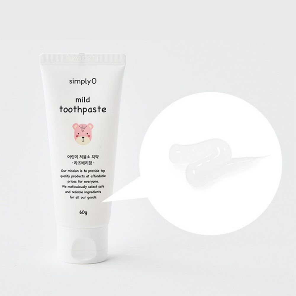Witte tube "simplyO mild toothpaste" met tandpastastrengen. Koreaanse en Engelse tekst. 60g.