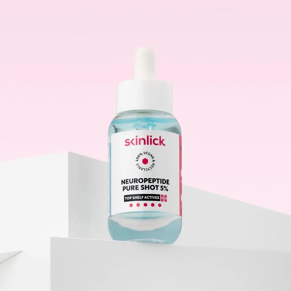 Flacon de sérum avec pipette. Skinlick, Neuropeptide Pure Shot 5%. Vegan et recyclable. Sur socle blanc.