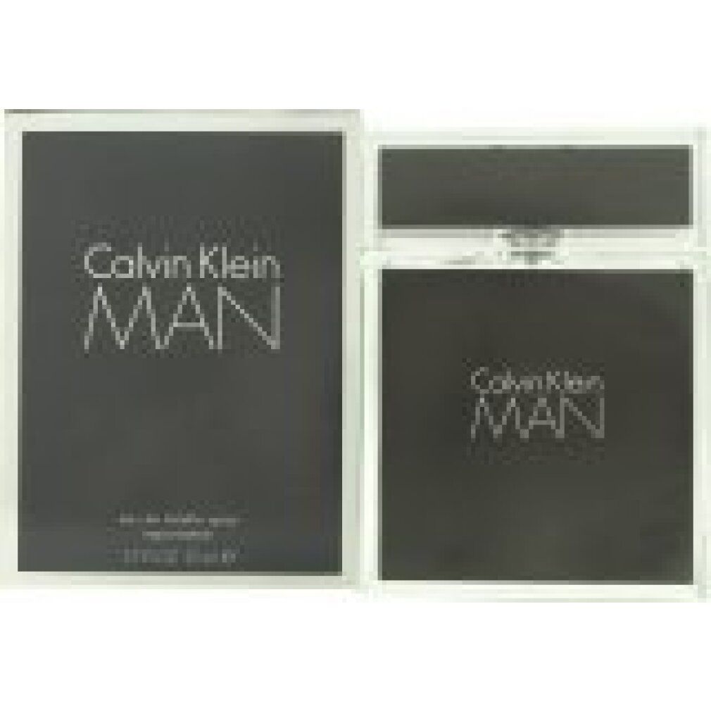 Emballage et flacon noirs Calvin Klein Man. Inscription blanche. Flacon avec vaporisateur.