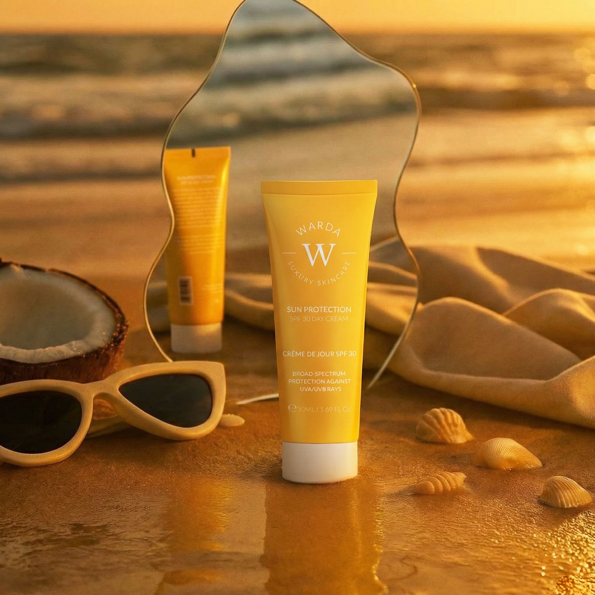 Gele tube op strand, reflectie. Zonnebril, kokosnoot en schelpen. Opschrift: Sun Protection SPF 30 Day Cream.