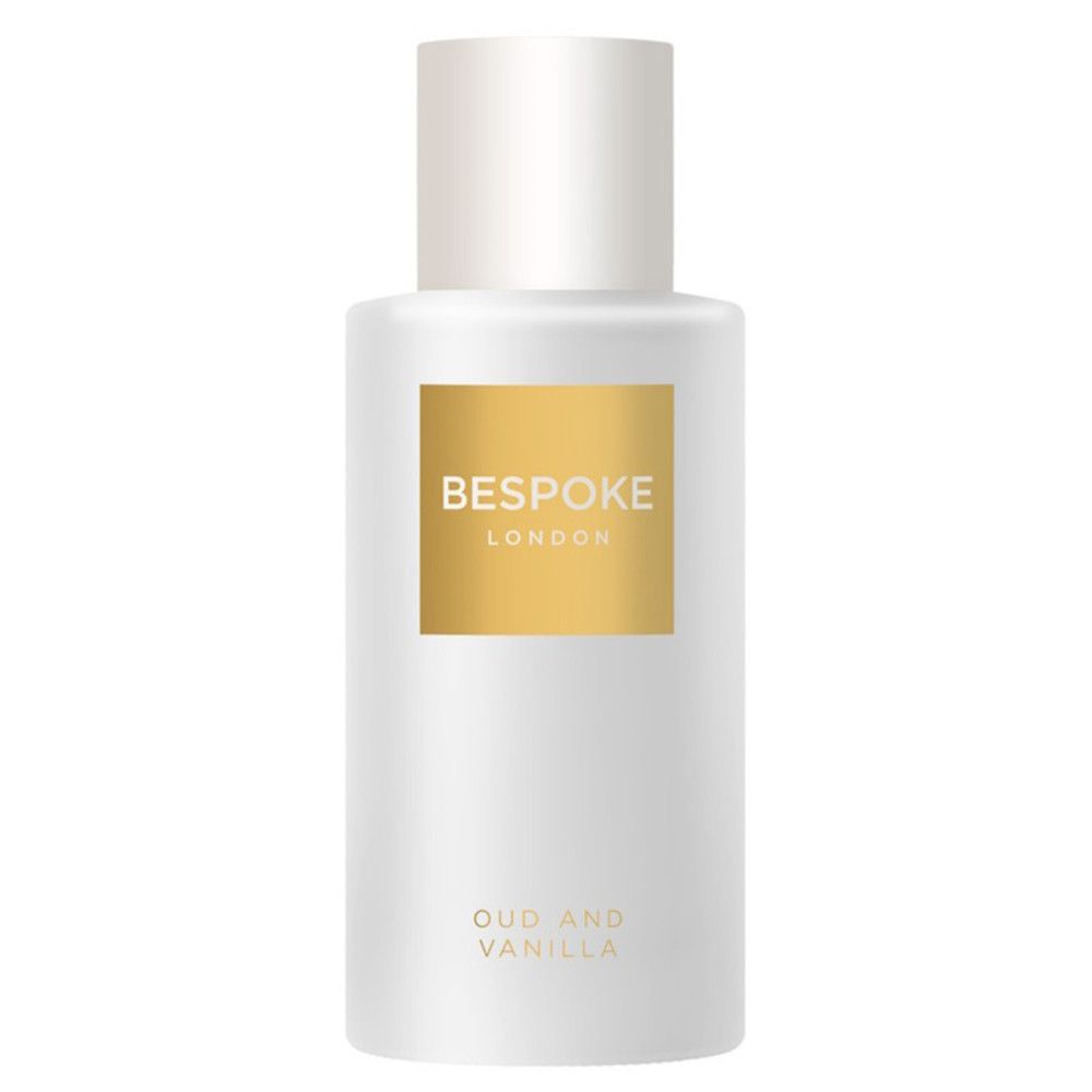Flacon de parfum blanc avec étiquette dorée. Texte: Bespoke London, Oud and Vanilla.