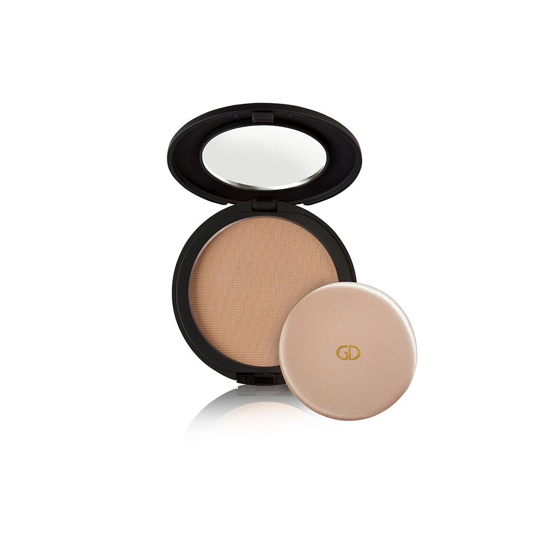 Boîtier de poudre rond noir ouvert avec miroir et poudre beige. À côté, une houppette ronde avec le logo GD.