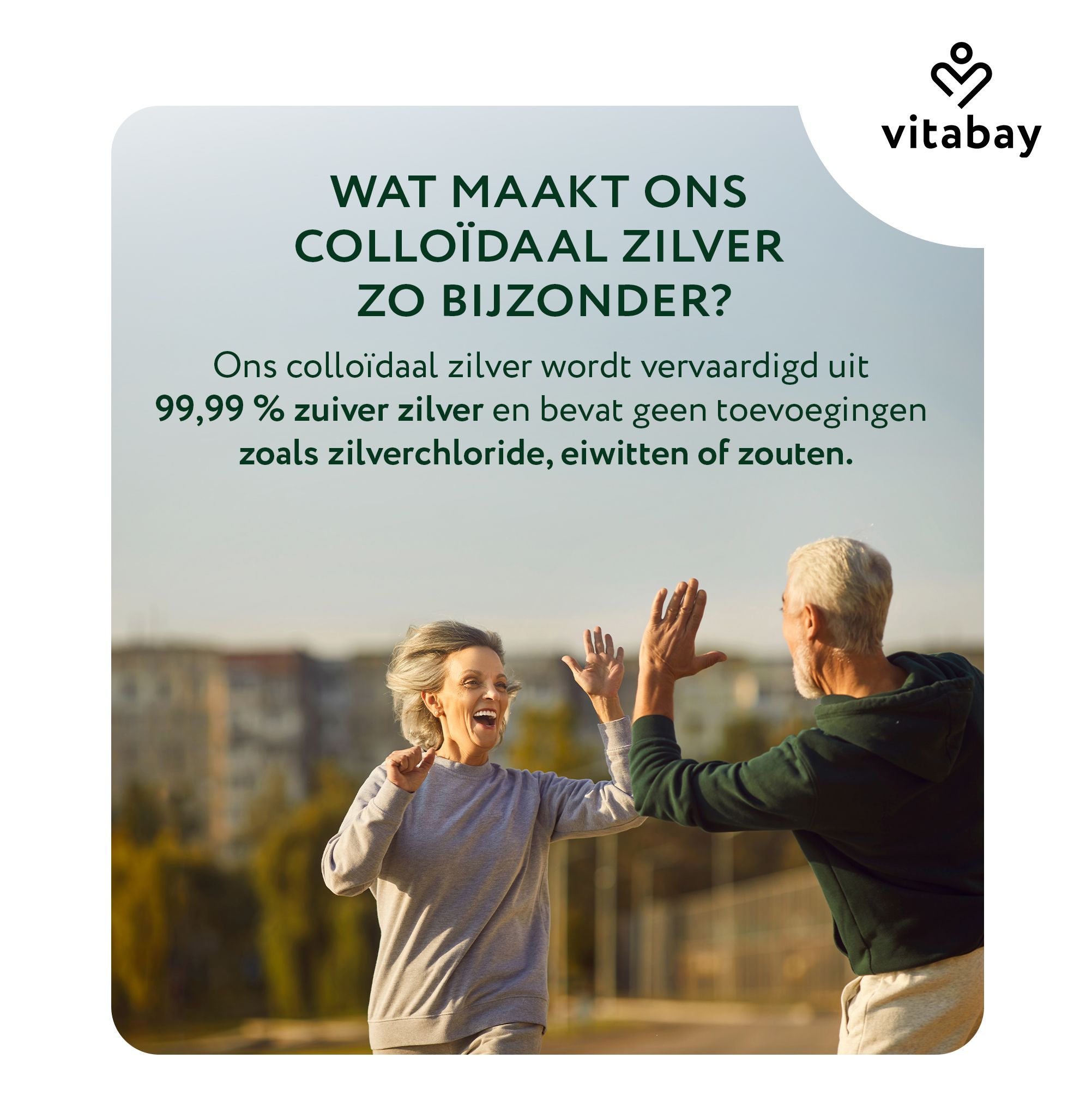 Koppel geeft elkaar high-five buiten. Tekst: Wat maakt ons colloïdaal zilver zo bijzonder? 99,99% puur zilver, zonder toevoegingen.