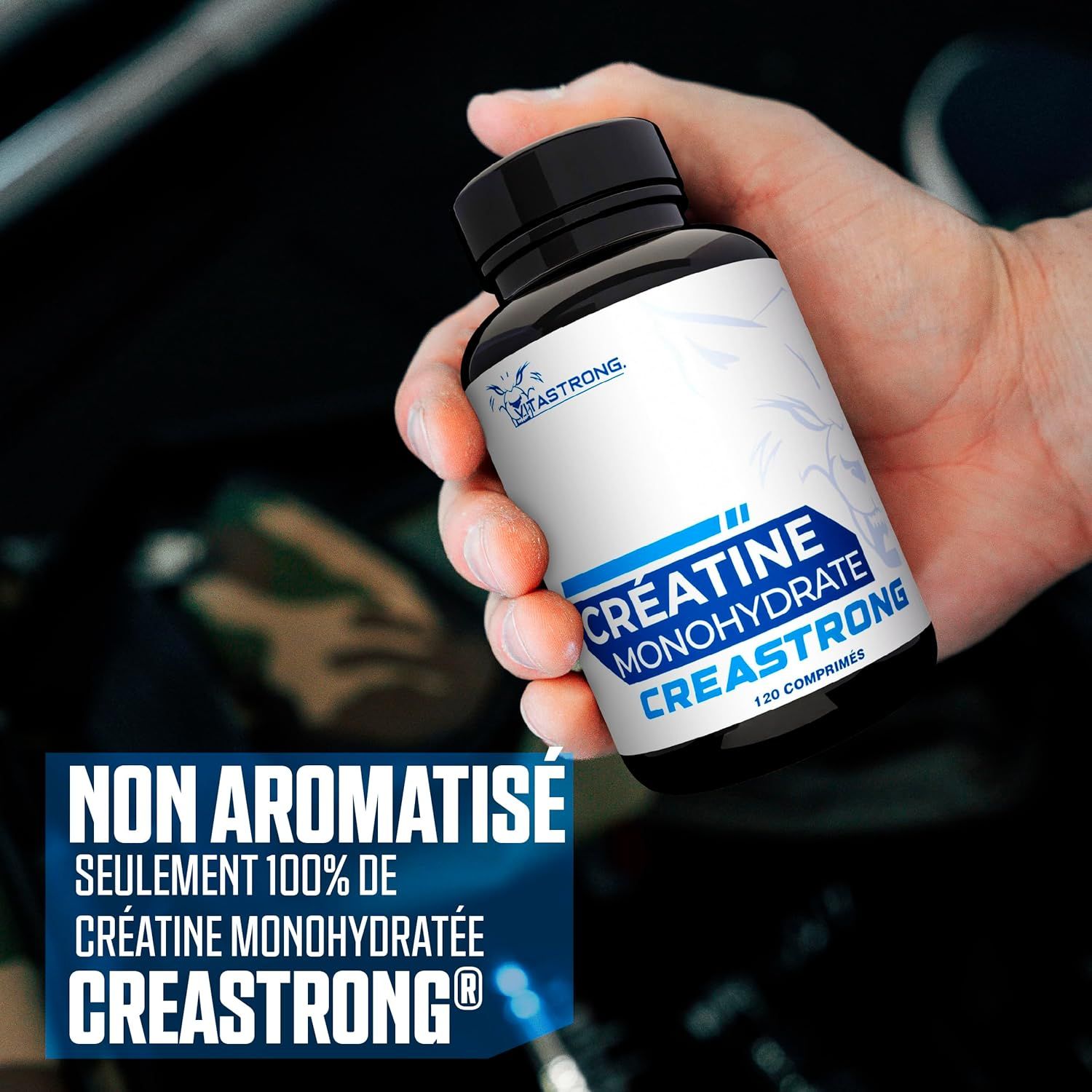 Hand houdt fles. Tekst: Creatine Monohydrate Creastrong, 120 tabletten. Ongeparfumeerd, slechts 100% Creatine.