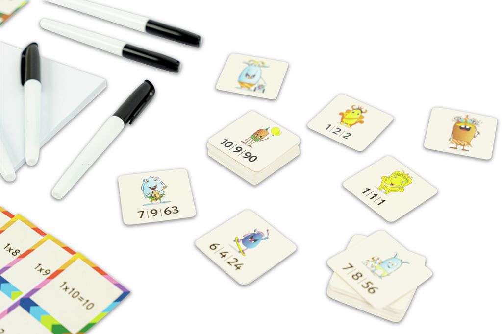 Hape Mnemory speelkaarten en stiften. Kaarten met monsterillustraties en wiskundige opgaven. Meerdere stapels en stiften.