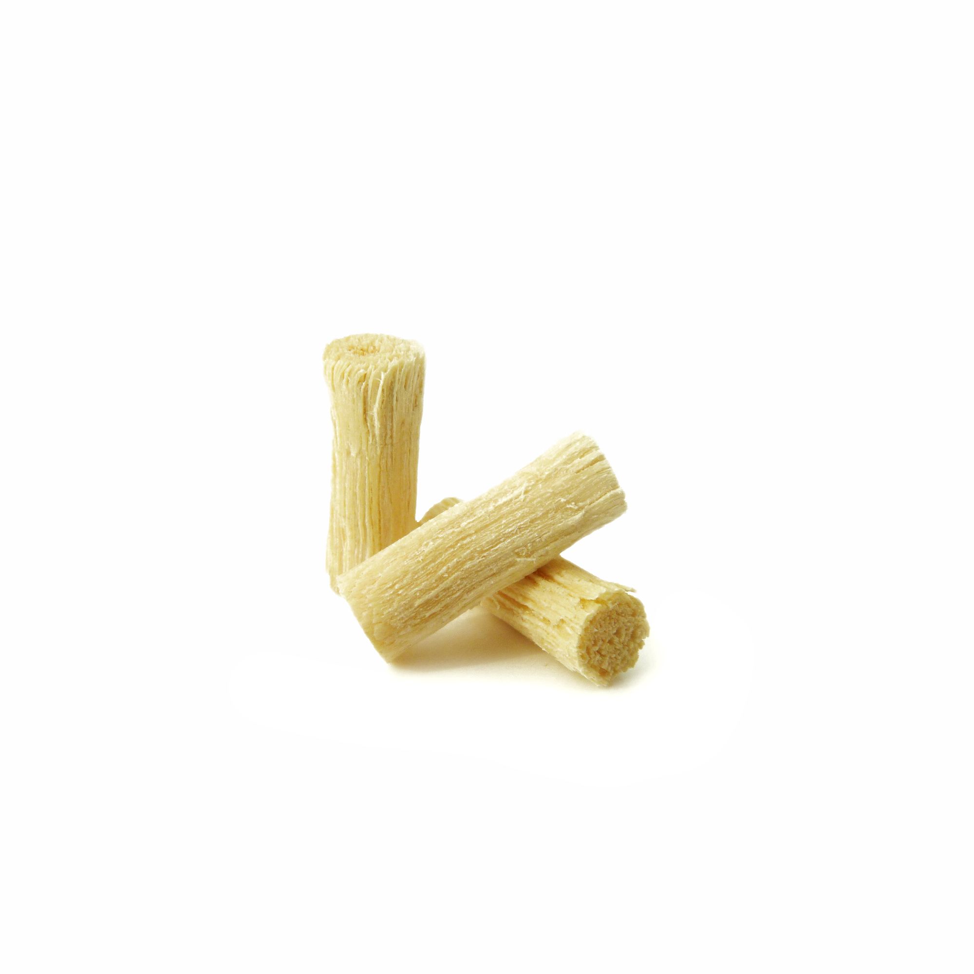 Drie cilindrische miswak-sticks. Lichtbruine kleur, vezelachtige textuur. Op witte achtergrond.