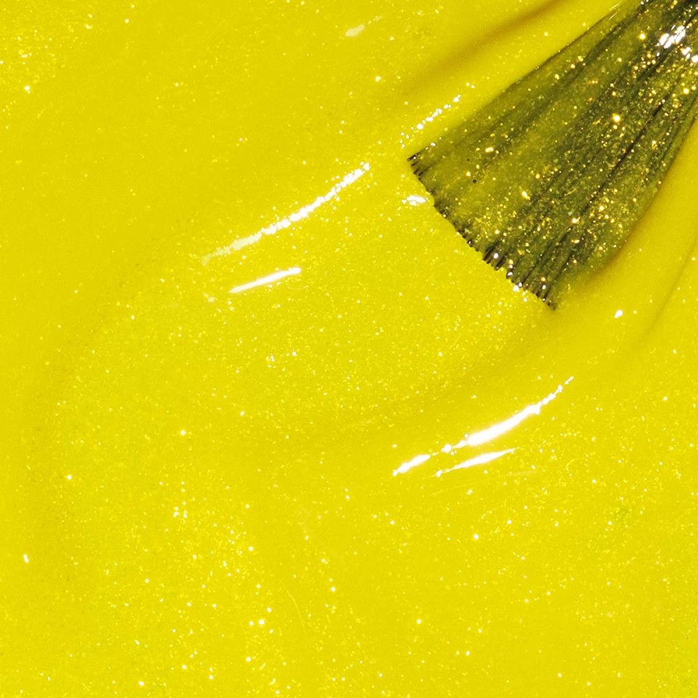 Gele nagellak met penseel. Close-up, glanzende textuur.