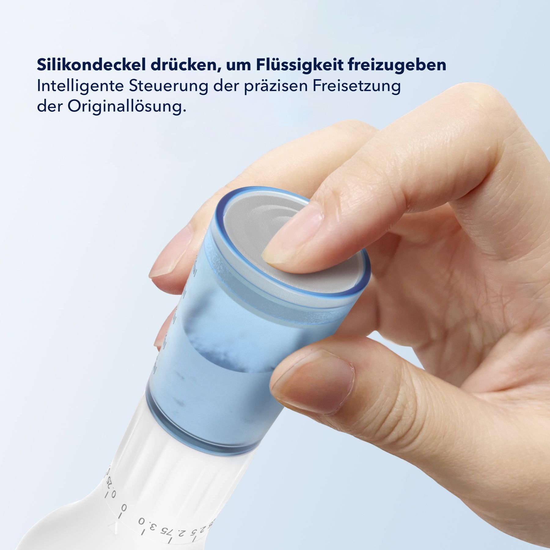 Hand drukt op de deksel van de Derma Stamp. De blauwe deksel geeft vloeistof vrij. Intelligente controle van de afgifte van de originele oplossing.