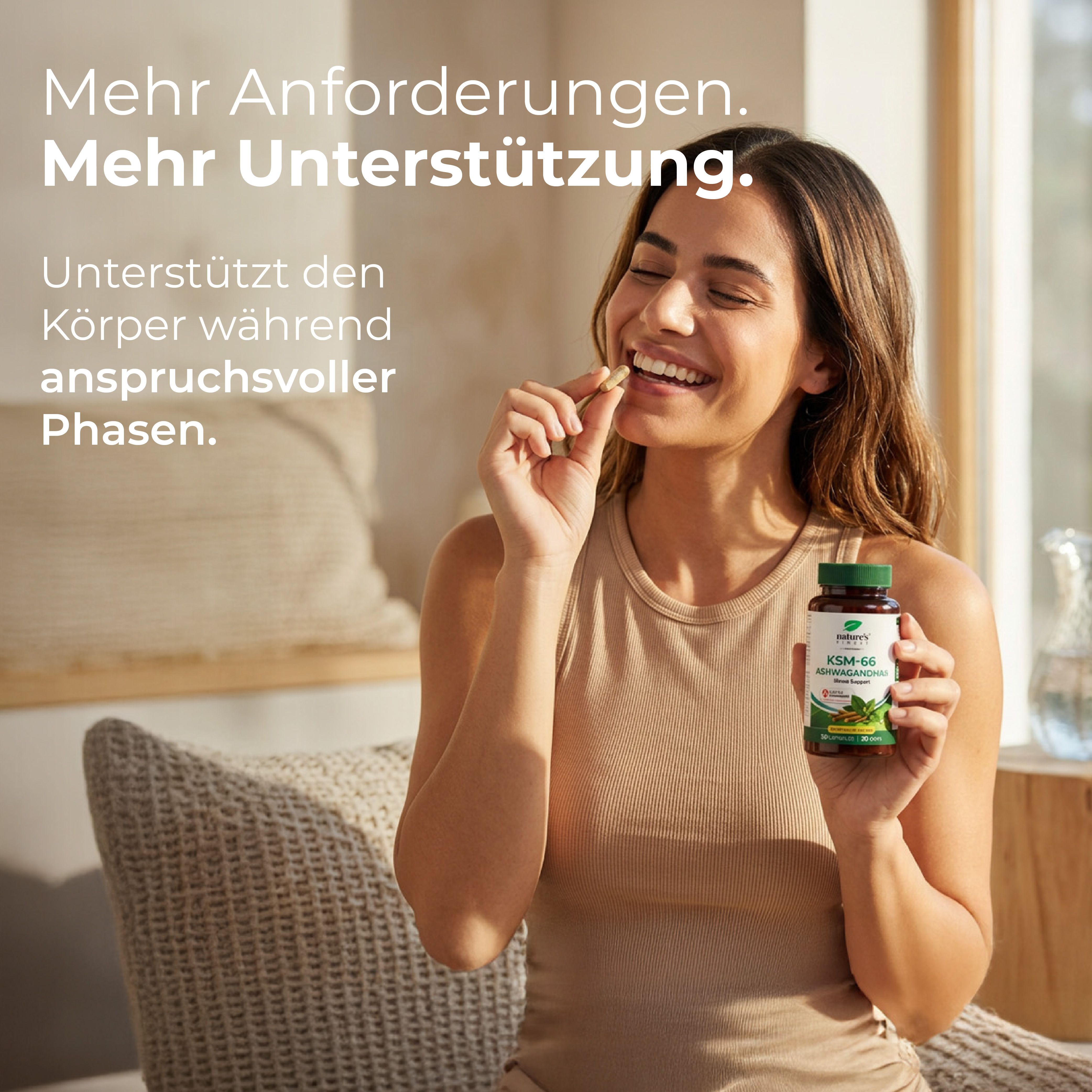 Femme prenant une gélule, tenant une bouteille de Nature's Finest KSM-66 Ashwagandha®.