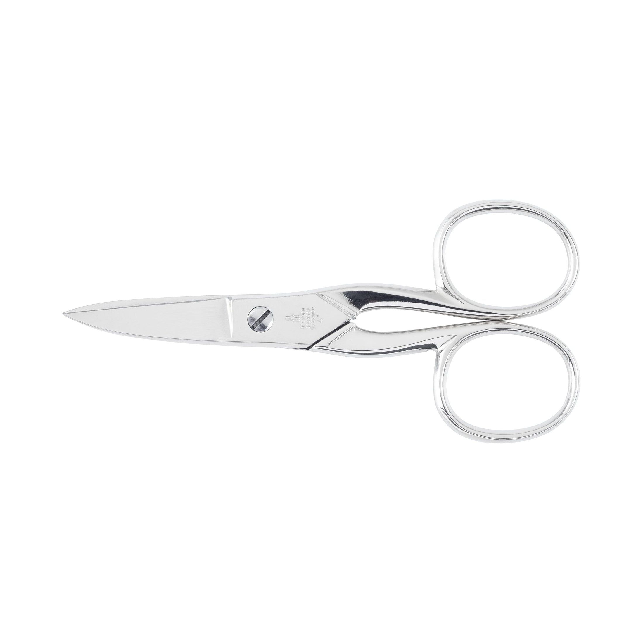 Ciseaux à ongles en métal argenté. Poignées arrondies, lames pointues. Vue détaillée.