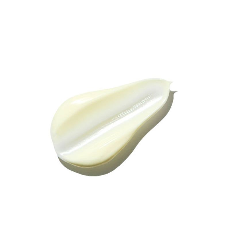 Vlek van een crème-achtige substantie op een witte achtergrond.