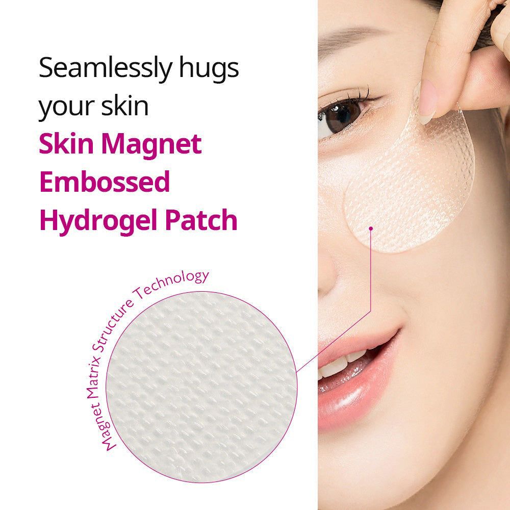 Een vrouw brengt een reliëf hydrogel oogmasker aan dat de huid volgt.