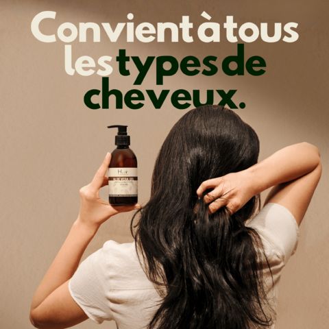 Femme tenant flacon. Texte : Convient à tous les types de cheveux. Flacon brun.
