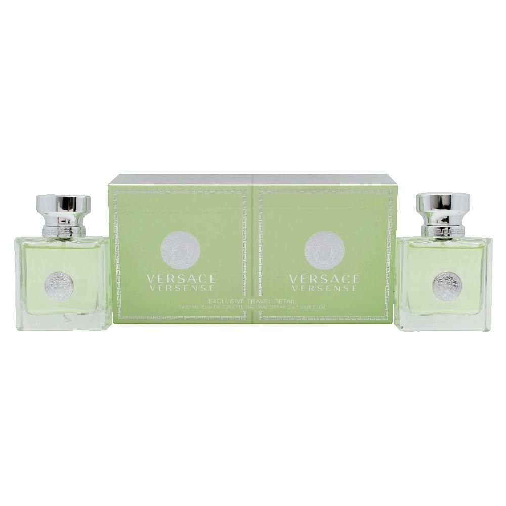 Twee flacons en een verpakking van Versace Versense. Lichtgroene vloeistof in vierkante glazen flacons met zilveren doppen.