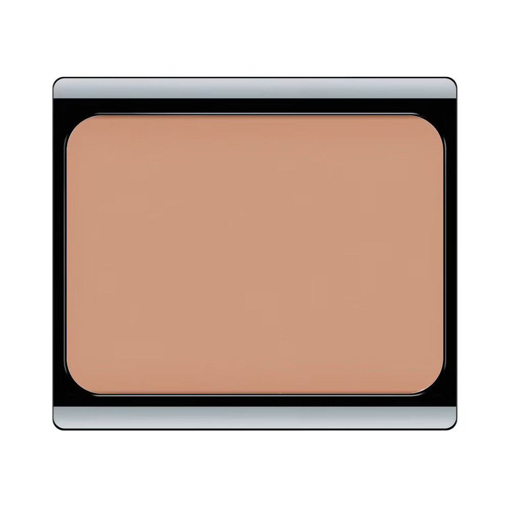 Compacte make-up in een zwarte verpakking met zilveren rand. Rechthoekige vorm. Beige kleur.