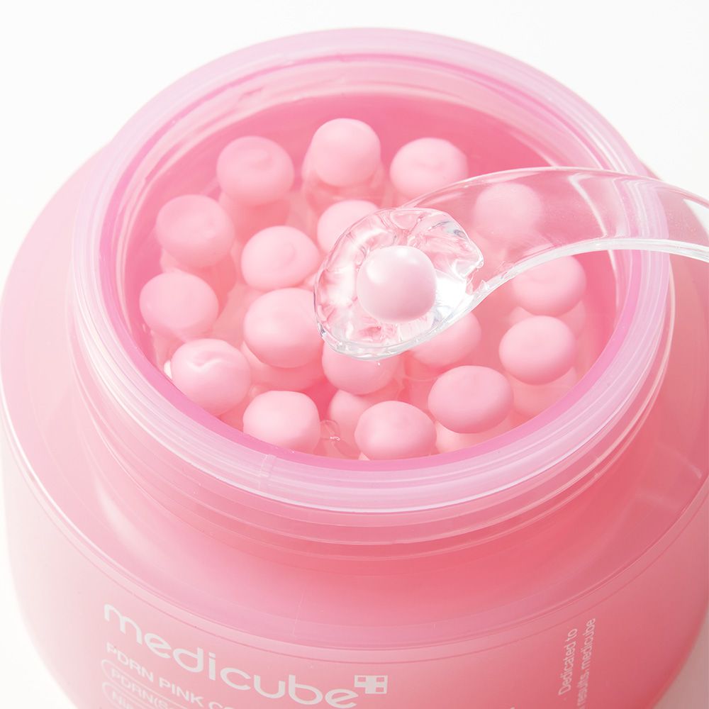 Open pot Medicube PDRN Pink Collagen Capsule Cream met vele roze capsules in gel.