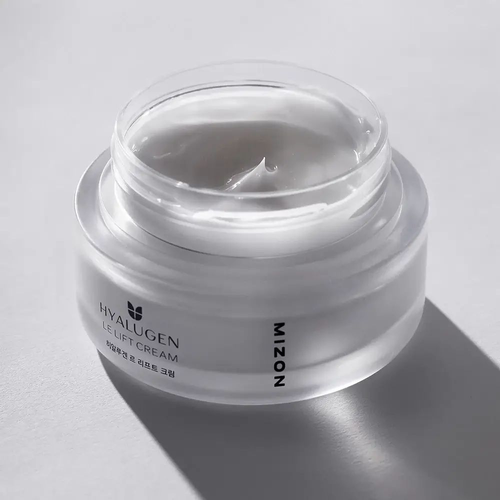 Open crèmepot. Opschrift: HYALUGEN LE LIFT CREAM, MIZON. Crème in de pot.