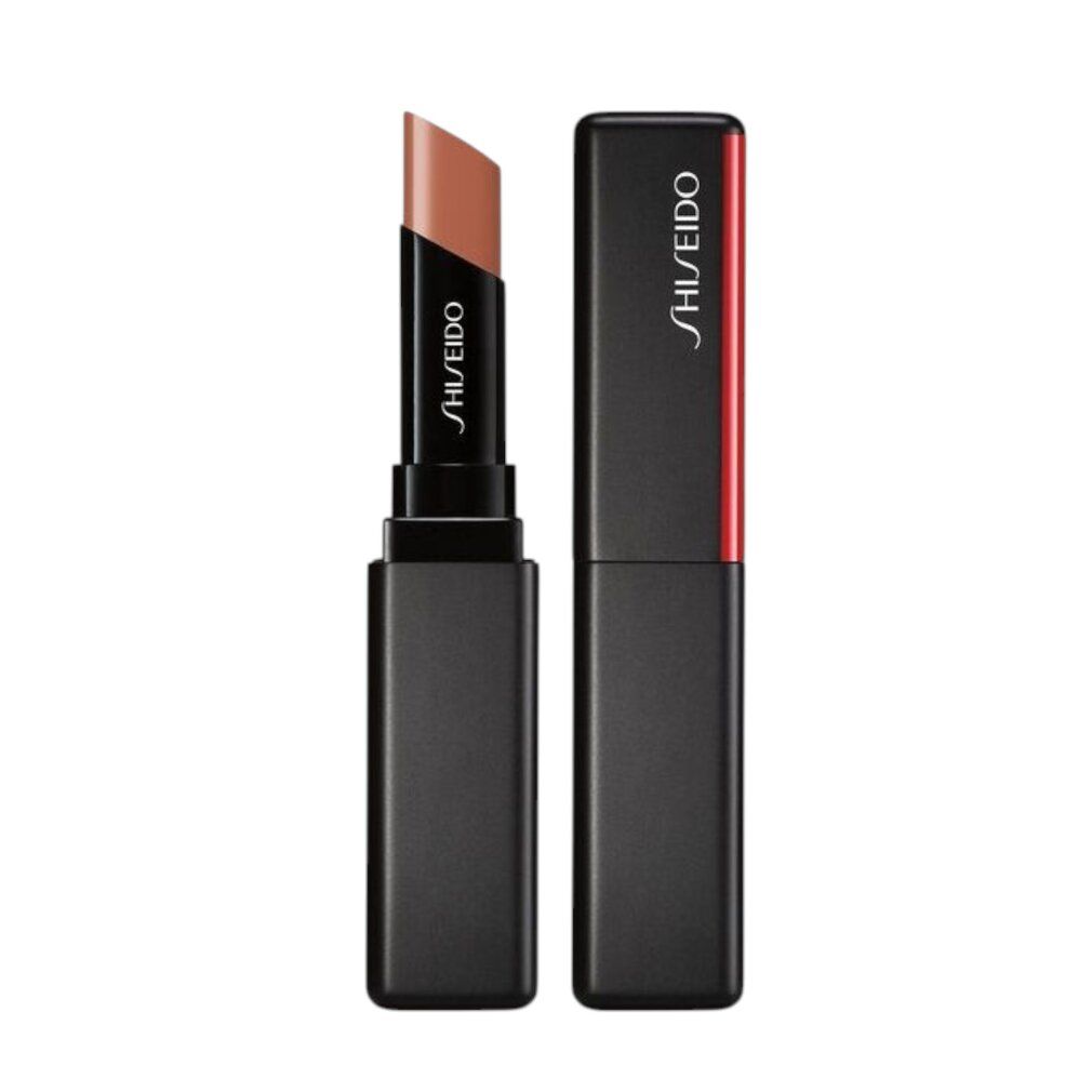 Baume à lèvres Shiseido ouvert. Boîtier noir avec bande rouge et logo. Le bâton affiche une couleur brun clair.