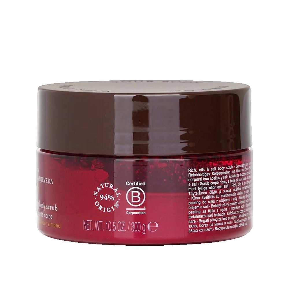 Pot rouge avec couvercle marron. Inscription: Il Rituale dell'Ayurveda, 94% Natural Origin, B Corp Certified. Contenu: 300 g.
