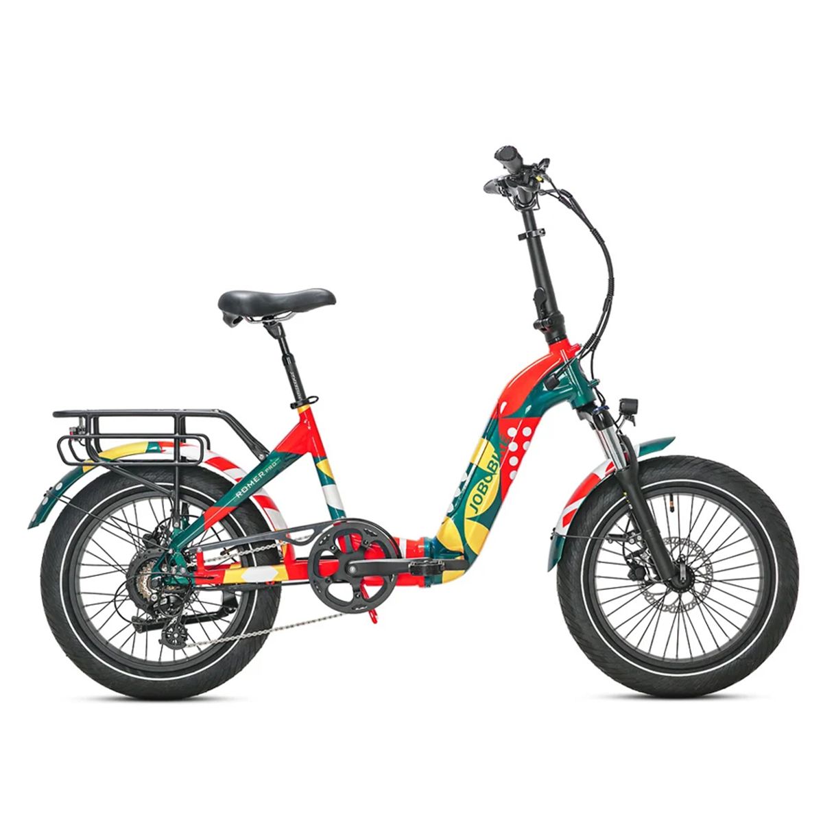 Vélo électrique JOBOBIKE Romer Pro. Design vert-rouge-jaune. Porte-bagages, garde-boue, pneus noirs. Guidon, selle et pédales.
