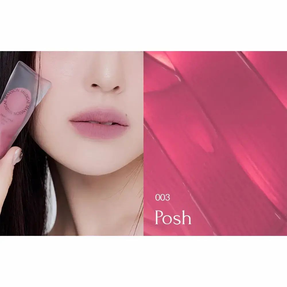 Vrouw met lippenstift. Op de lip: Posh 003. Daarnaast een kleurvlek. Lichte huid.