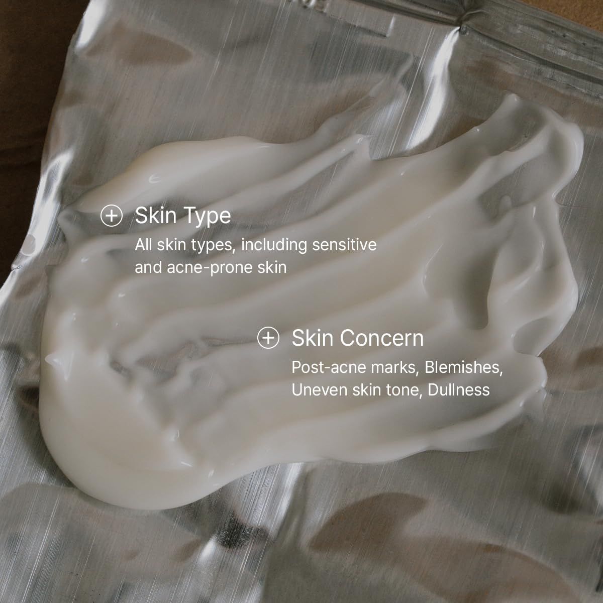 Texture de crème sur surface argentée. Texte: Pour tous types de peau, y compris les peaux sensibles et à tendance acnéique. Problèmes de peau.