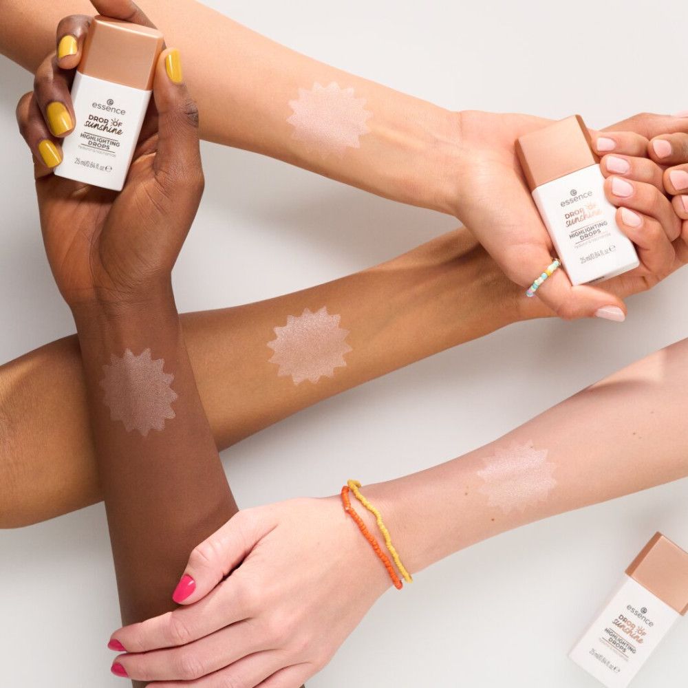 Plusieurs mains de différentes couleurs de peau. Échantillons de produit en forme d'étoile sur le dos des mains. Petits flacons.