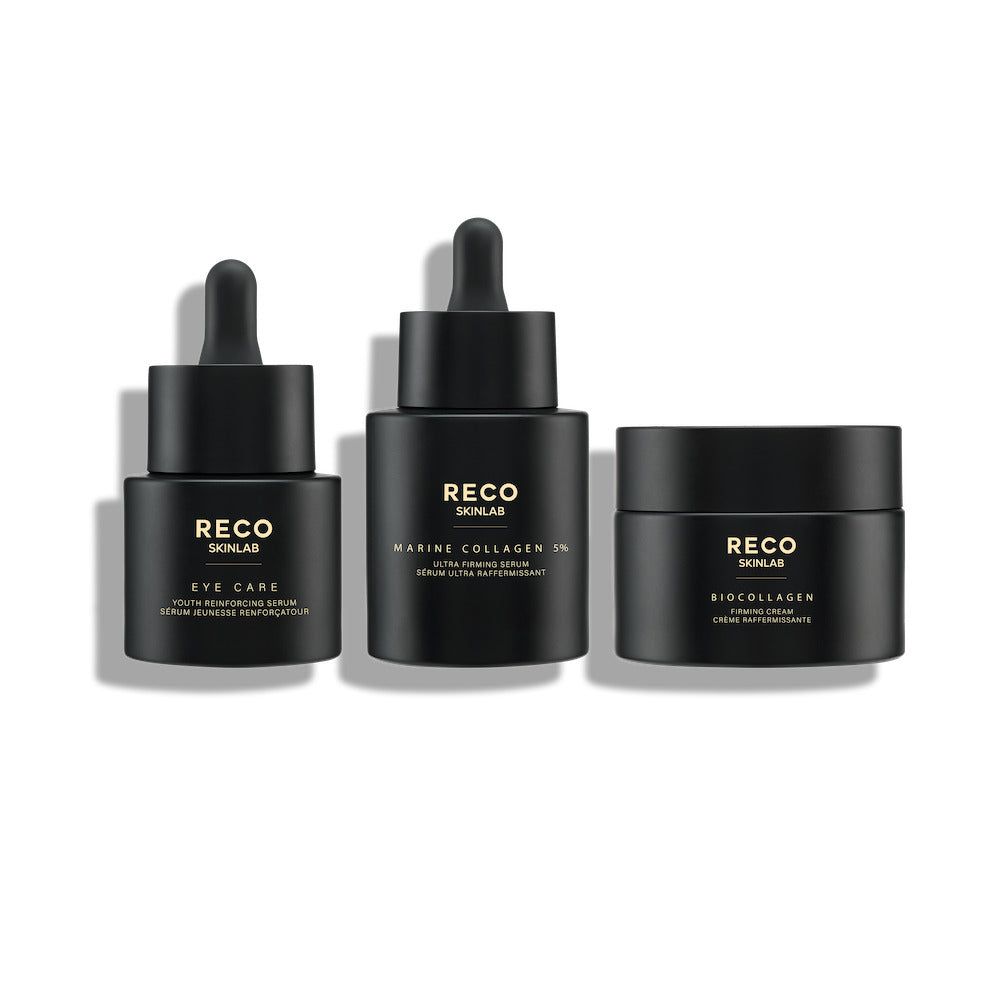 Trois flacons noirs RECO SKINLAB. Contiennent Eye Care, Marine Collagen 5% et BioCollagen. Tous avec un bouchon noir.
