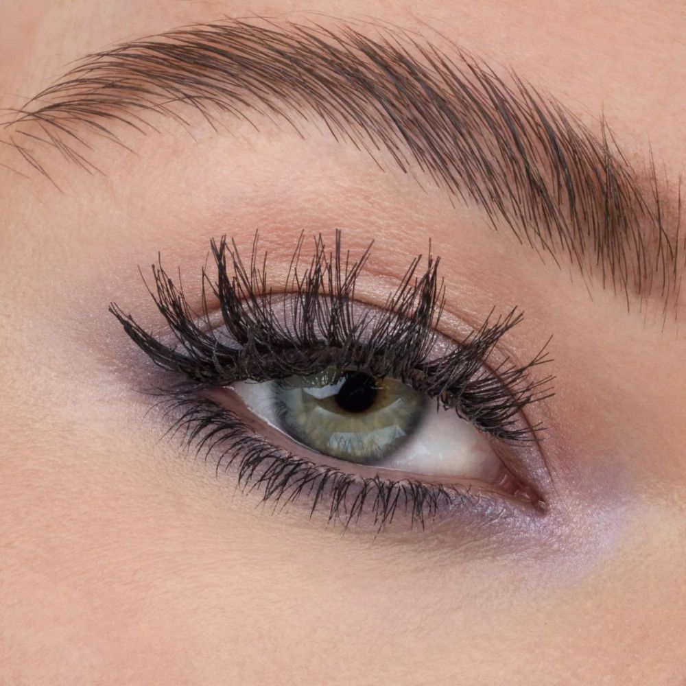 Gros plan sur un œil avec des Catrice Faked Dramatic Curl Lashes. Cils noirs recourbés.