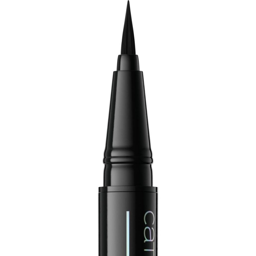 Zwarte vloeibare eyeliner pen met fijne punt. Zwarte huls met verticale tekst.
