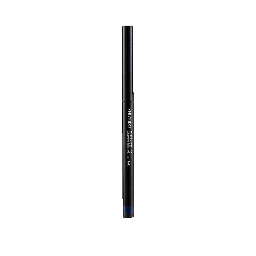 Zwarte eyeliner-pen. Opschrift: Shiseido. Productnaam: MicroLiner Ink 04. Slanke vorm.