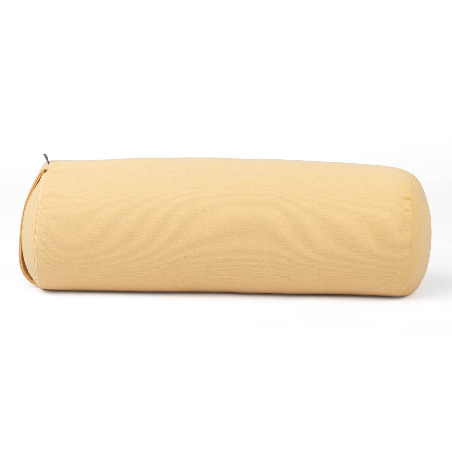 Geel, cilindrisch yogabolster. Stoffen hoes. Ronde uiteinden. Op witte achtergrond.