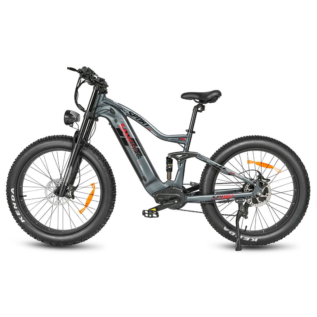 VTT électrique gris avec pneus noirs. Inscription "SPORT" et "SAMEBIKE". Selle et guidon noirs. Accents orange.